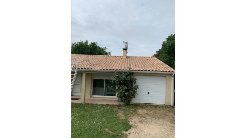 Entretien écologique contre mousse, lichen et pollution sur toiture tuiles en terre cuite à Saint-Gaudens : procédure complète