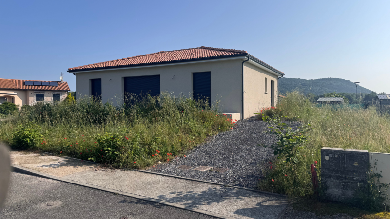 Intervention rapide pour un débroussaillage de terrain dense autour d'une maison neuve à Loures-Barousse en Hautes-Pyrénées (65) en Occitanie