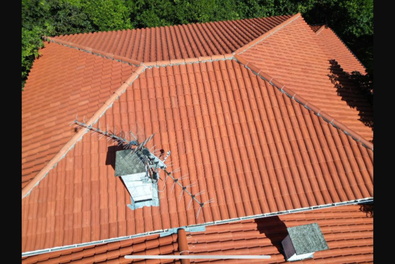 Nettoyage de toiture à Cazères et Martres-Tolosane | Solution complète avec nettoyage à action lente et hydrofuge incolore sur tuiles anciennes