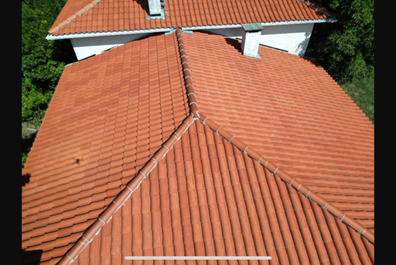 Démoussage de toiture à Cazères et alentours | Élimination des lichens et mousses avec brossage manuel et application d’un fongicide professionnel