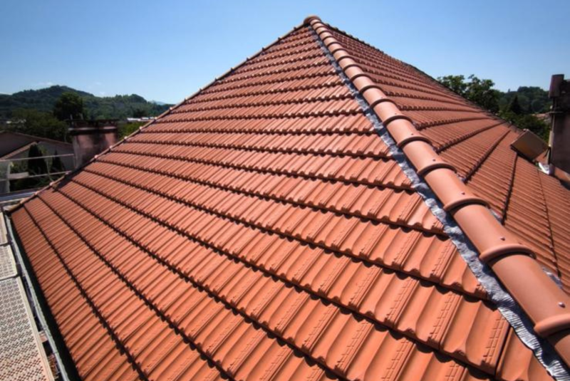 Nettoyage de toiture à Lannemezan | Traitement de couverture en tuiles terre cuite avec nettoyage doux et protection anti-humidité