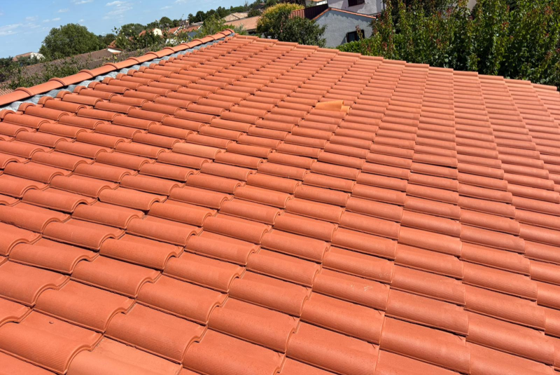 Entretien de toiture à Saint Gaudens | Démoussage écologique sans javel ni haute pression pour préserver l’étanchéité des tuiles