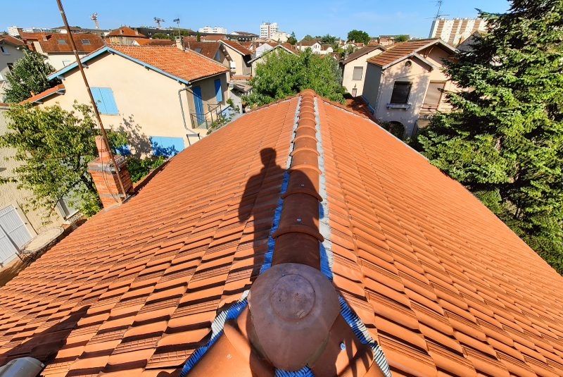 Démoussage de toiture à Lannemezan et alentours | Nettoyage de toit avec action curative et hydrofuge compatible toutes tuiles 