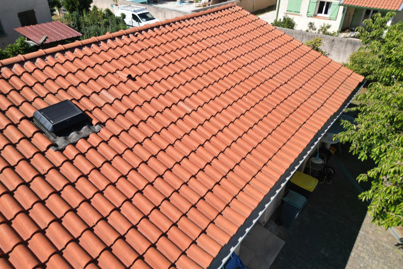 Démoussage de toiture à Lannemezan en Occitanie | Service complet avec diagnostic, nettoyage et traitement fongicide conforme aux normes DTU