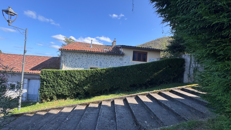 Taille professionnelle d’une haie de thuyas en pente réalisée avec précision par LAFONT ESPACES VERTS à Villeneuve de Rivière proche de Saint-Gaudens