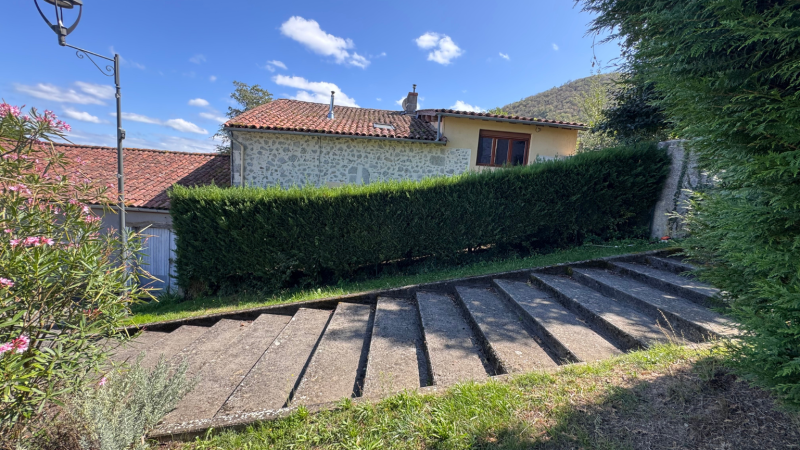 Taille professionnelle d’une haie de thuyas en pente réalisée avec précision par LAFONT ESPACES VERTS à Villeneuve de Rivière proche de Saint-Gaudens