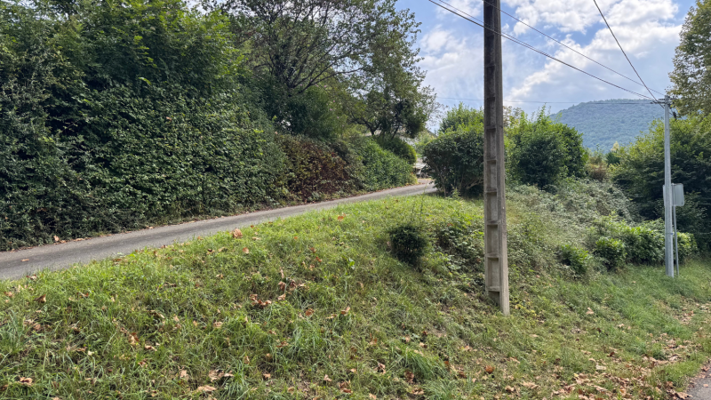 Débroussaillage professionnel d’un terrain pentu par LAFONT ESPACES VERTS, jardinier élagueur grimpeur expert en entretien de talus à Pointis-Inard