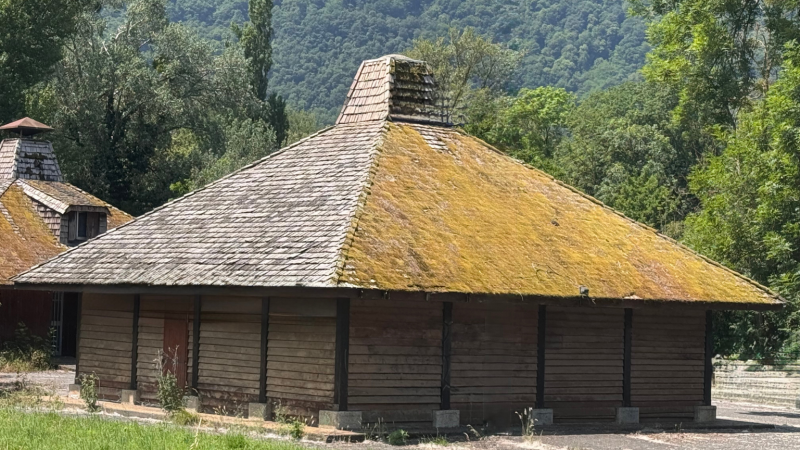 Ici la toiture en cours de brossage manuel
